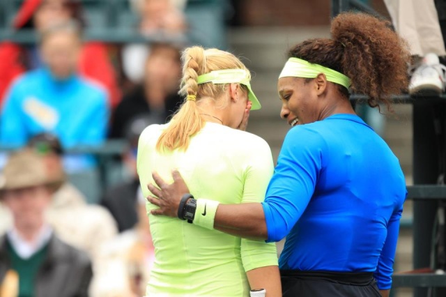 Serena Williams tolaži Lisickijevo, ki je morala predati dvoboj zaradi poškodbe gležnja
