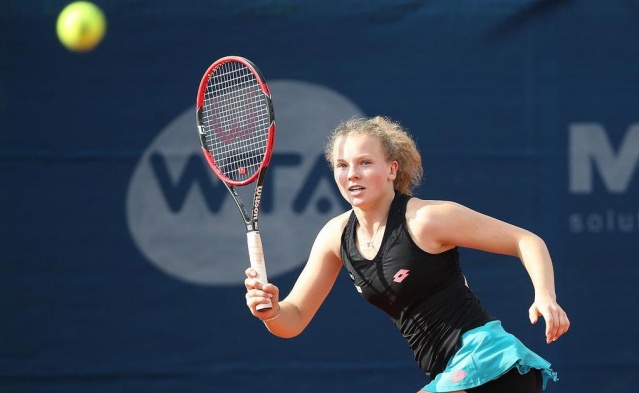 Kateřina Siniaková je v 2. krogu turnirja v češki prestolnici premagala Hercogovo