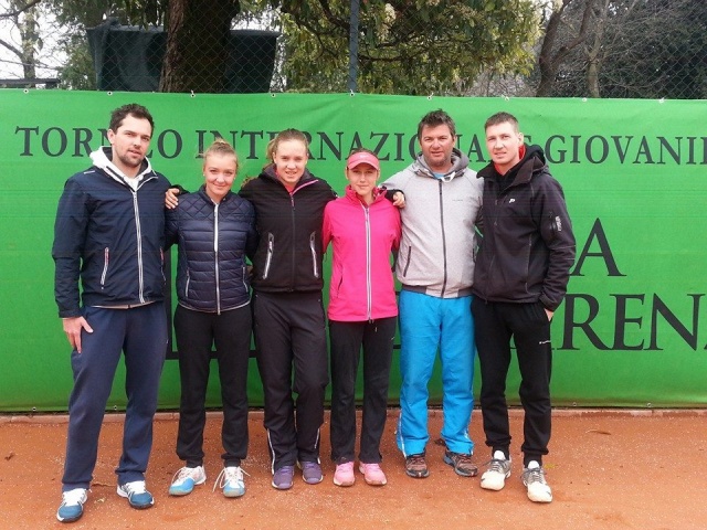 V polfinalu mladinskega ITF turnirja v Firencah so bile kar tri Slovenke. Iz leve proti desni (na sredini) so Nina Potočnik, Manca Pislak in Kaja Juvan.