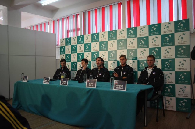 Slovenska teniška reprezentanca na novinarski konferenci v Aaradu v postavi od leve proti desni: Aljaž Radinski, Tomislav Ternar, kapetan Blaž Trupej, Blaž Rola in Grega Žemlja.