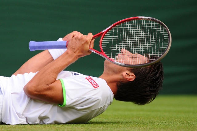 Sergej Stahovski je kot 116. igralec sveta izločil prvega favorita Wimbledona Rogerja Federerja in mu prekinil niz 36. zaporednih četrfinal na grand slamih. Švicar bo po koncu tekmovanja padel na 5. mesto ATP lestvice, morda tudi na šesto...