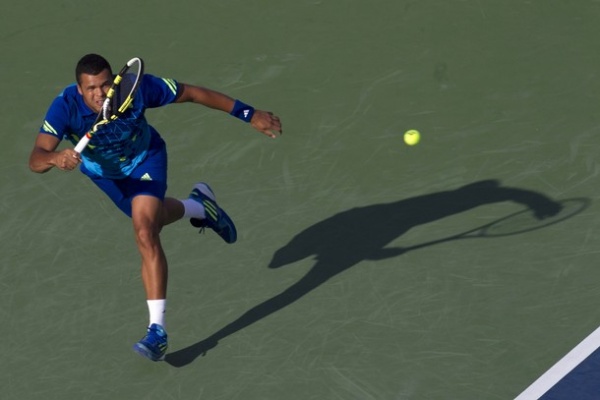 Bo Joju-Wilfiredu Tsongi po Federerju izločiti še Djokovića. Na Wimbledonu je po zmagi nad Švicarjem proti Srbu ostal praznih rok