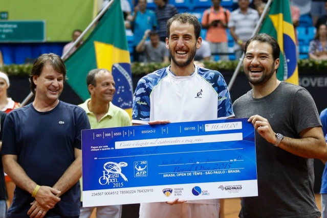 Presrečni Luca Vanni s čekom za 42,600 USD, ki pripada finalistu Odprtega prvenstva Brazilije v Sao Paulu