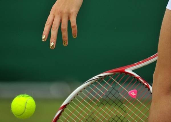 Caroline Wozniacki si je nohte pobarvala v zlato različico britanske zastave. Ji bo to pomagalo do zmagoslavja na Wimbledonu?