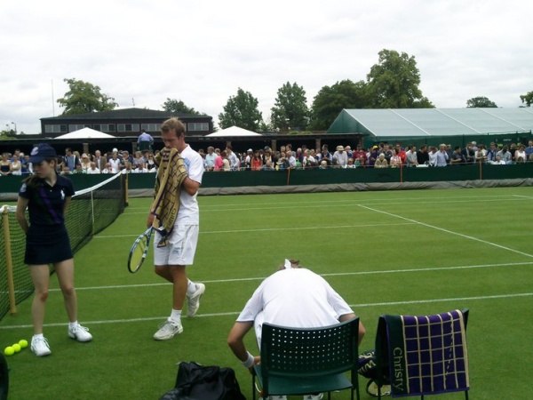 Grega Žemlja ije prvi slovenski tenisač, ki bo igral med 64 na Wimbledonu (slika iz igrišča št.6 Žemlja-Lacko). foto: Nina Kelemen