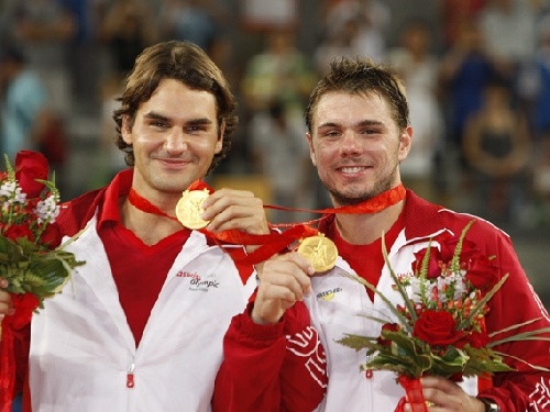 Roger Federer in Stan Wawrinka z zlato olimpijsko medaljo iz Pekinga 2008