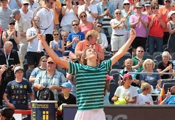 Alexander Zverev navdušuje z dneva v dan. 17-letni Nemec je v polfinalu Hamburga. Na ATP turneji je pri teh letih to nazadnje leta 2006 uspelo Marinu Čiliču