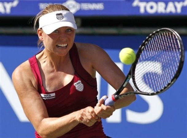 Vera Zvonarjova je v četrtfinalu Tokia izločila rojakinjo Marijo Kirilenko