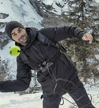 VIDEO! Veliki Roger Federer tudi v sneženju čaral z loparjem!