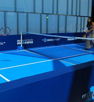 VIDEO! Ana Ivanovič je predstavila prihajajoči turnir v Madridu in igrala tenis z direktorjem v obleki!