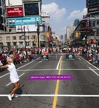 SLIKE! Ana Ivanovič in Caroline Wozniacki igrali tenis sredi Toronta!
