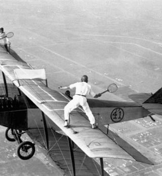 VIDEO! Ali bo Novak Djokovič igral tenis na krilih letečega aviona?