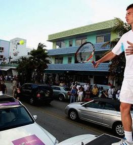 Slike! Venus Williams in Andy Murray igrala tenis kar na avtomobilih!
