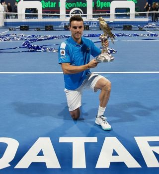 Bautista Agut dvignil pokal v Dohi