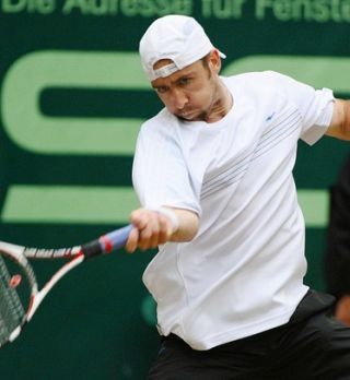Becker blizu ubranitvi naslova; Heninova še naprej uspešna