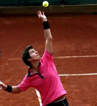 Aljaž Bedene je podelil dve kravati in se bo v četrtfinalu pomeril z Blažem Rolo; Majeričeva odlično v Ukrajini