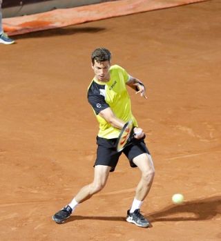 Bedene potolčen v kvalifikacijah Rima, a z ogromno sreče v glavnem delu