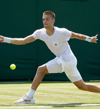 Čorič v Halleju ugnal Federerja, na Wimbledonu pa izpadel v 1. krogu