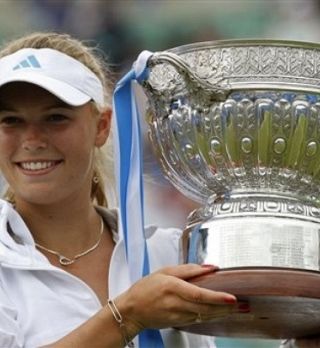 Caroline Wozniacki in Dimitrij Tursunov zmagovalca Eastbourna