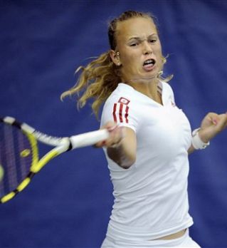 Wozniacki in Vesnina sta si finale New Havna izborili na bližnjem kolidžu!