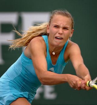 Katarina obstala v polfinalu, Wozniacki z lahkoto do naslova