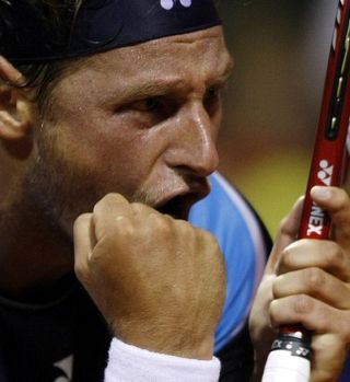 Nalbandian zaradi poškodbe ob četrtfinalni dvoboj!