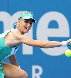 Serena in Dementjeva v finalu Sydneya; Baghdatis izločil Hewitta