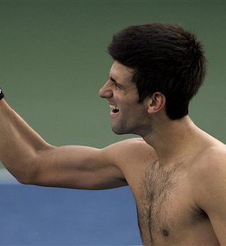 Djoković po maratonu s Simonom na kolenih z dvignjenimi rokami