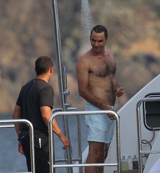 FOTO! Dvojčici Federer se že namakata v morju, očka Roger pod hladnim tušom!