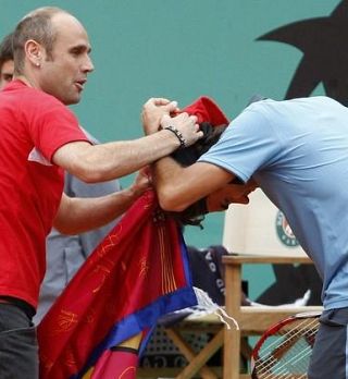 VIDEO! Kdo je Jimmy Jump, ki je v finalu Pariza napadel Rogerja Federerja?