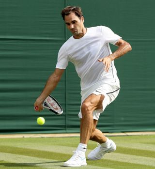 V Wimbledonu okarali (pre)glasnega Federerja