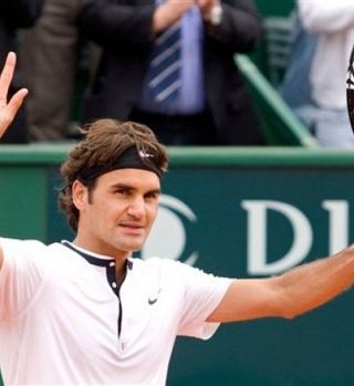 Federer po dobljenem tajbrejku prestavil v višjo prestavo; V ženskem finalu nepostavljeni igralki
