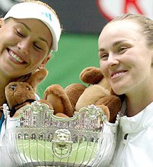 Povratek 'propadlih' teniških lepotic: Kurnikova in Hingis skupaj na Wimbledonu