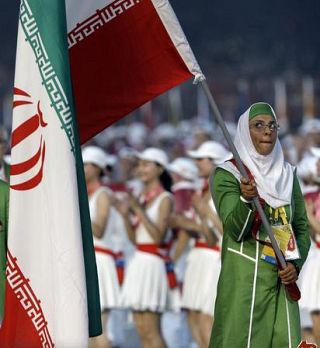 Iranske teniške igralke po 34 letih na igrišču, ampak z dolgimi rokavi