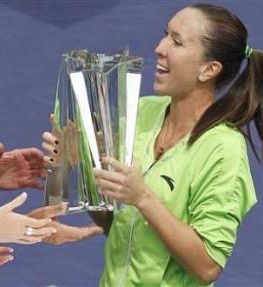 Jelena Jankovič po dolgem času dvignila zmagovalni pokal!