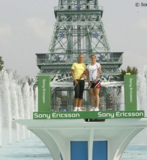 FOTO! Kim Clijsters in Elena Dementijeva igrali tenis sredi vodnjaka!