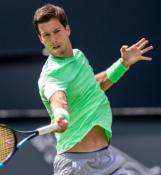 Aljaž Bedene osamljen med vražjimi Slovenkami