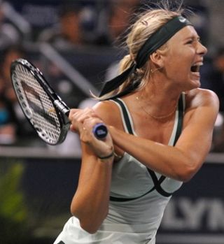 Marija Šarapova premagala Victorijo Azarenko, Dinara Safina začela z zmago!