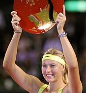 Marija Šarapova dvignila zmagovalni pokal; J.J.: 'Komaj sem držala lopar v rokah!'