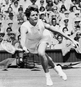 Neverjetno! Margaret Court za nagrado dobila dežnik, Fred Perry pa čaj s kocko sladkorja!