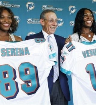 FOTO: Venus in Serena Williams tudi uradno delni lastnici ameriškega nogometnega moštva Miami Dolphins!