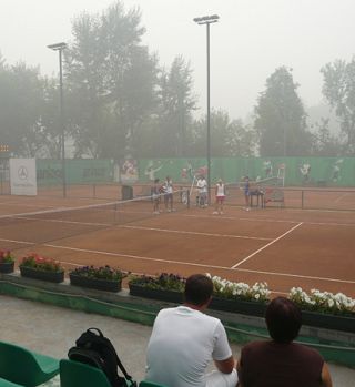 FOTO: Tudi to je mogoče; V Moskvi zaradi smoga tenisačice igrajo z dihalnimi maskami!