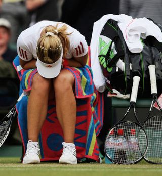 Slike!Bližnje srečanje Sabine Lisicki in Caroline Wozniacki ob mreži!