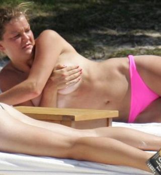 FOTO! Agnieszka Radwanska je imela težave z modrcem!