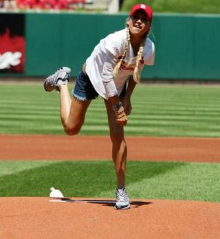 FOTO! Ana Kurnikova se je izkazala kot metalka baseball žogice!