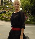 Slike! Lepa Elena Dementijeva se je slikala pred znamenitim mostom Golden Gate v San Franciscu in nato v 1. krogu turnirja v Stanfordu zmagala!