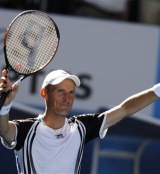 Djoković in Federer kot hitri vlak; Tsonga in Davidenko po petih nizih