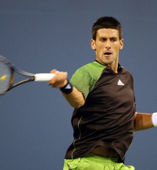 Federer brzinsko v osmino, Djoković pa po trdem boju