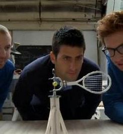 VIDEO: Če Đokoviću ne gre na igrišču, mu gre pa v laboratoriju!