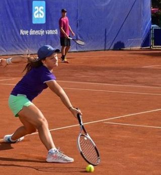 Lovričeva in Falknerjeva hitro končali nastope na mladinskem OP Francije